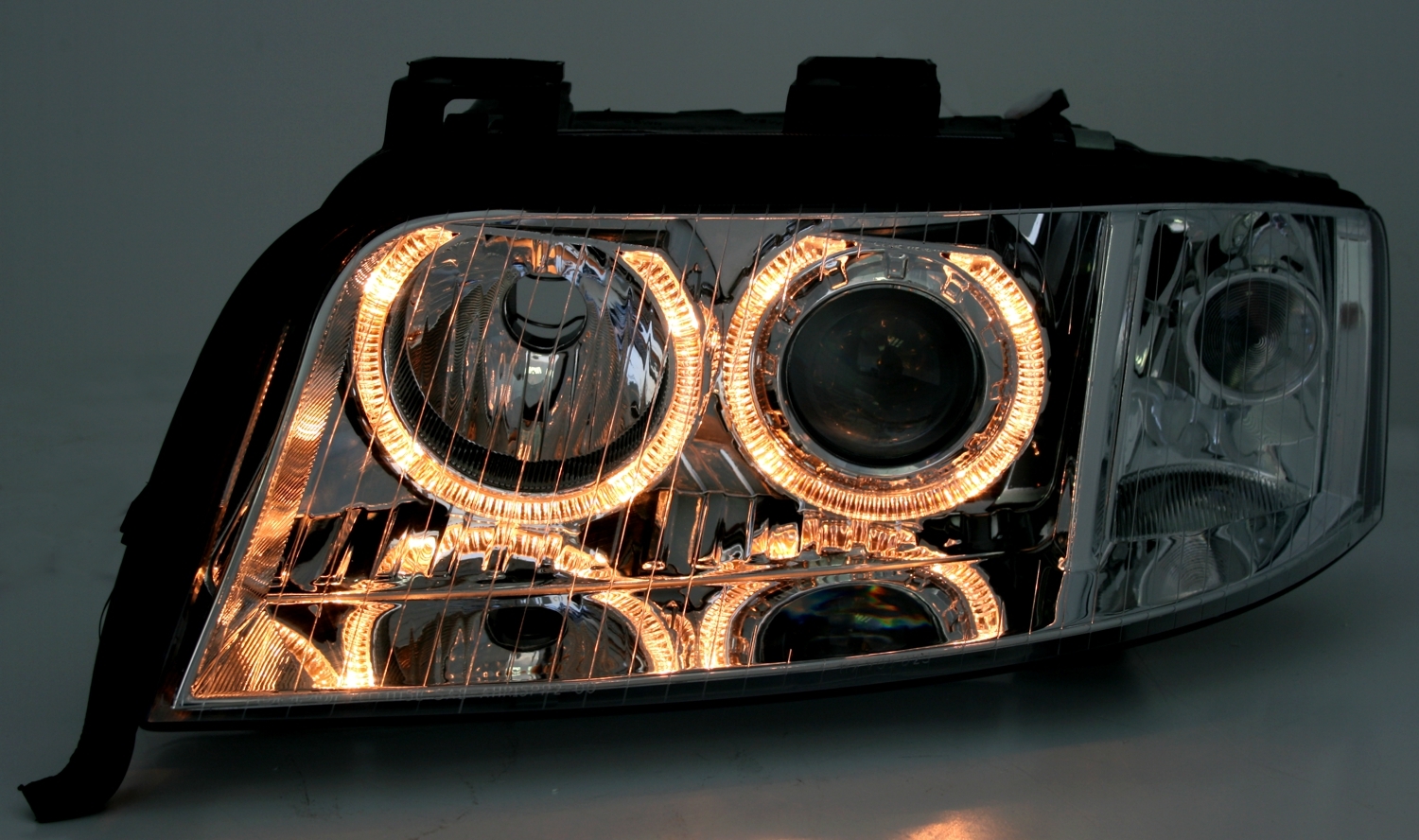 Angel Eyes Scheinwerfer Set für Audi A6 in Schwarz