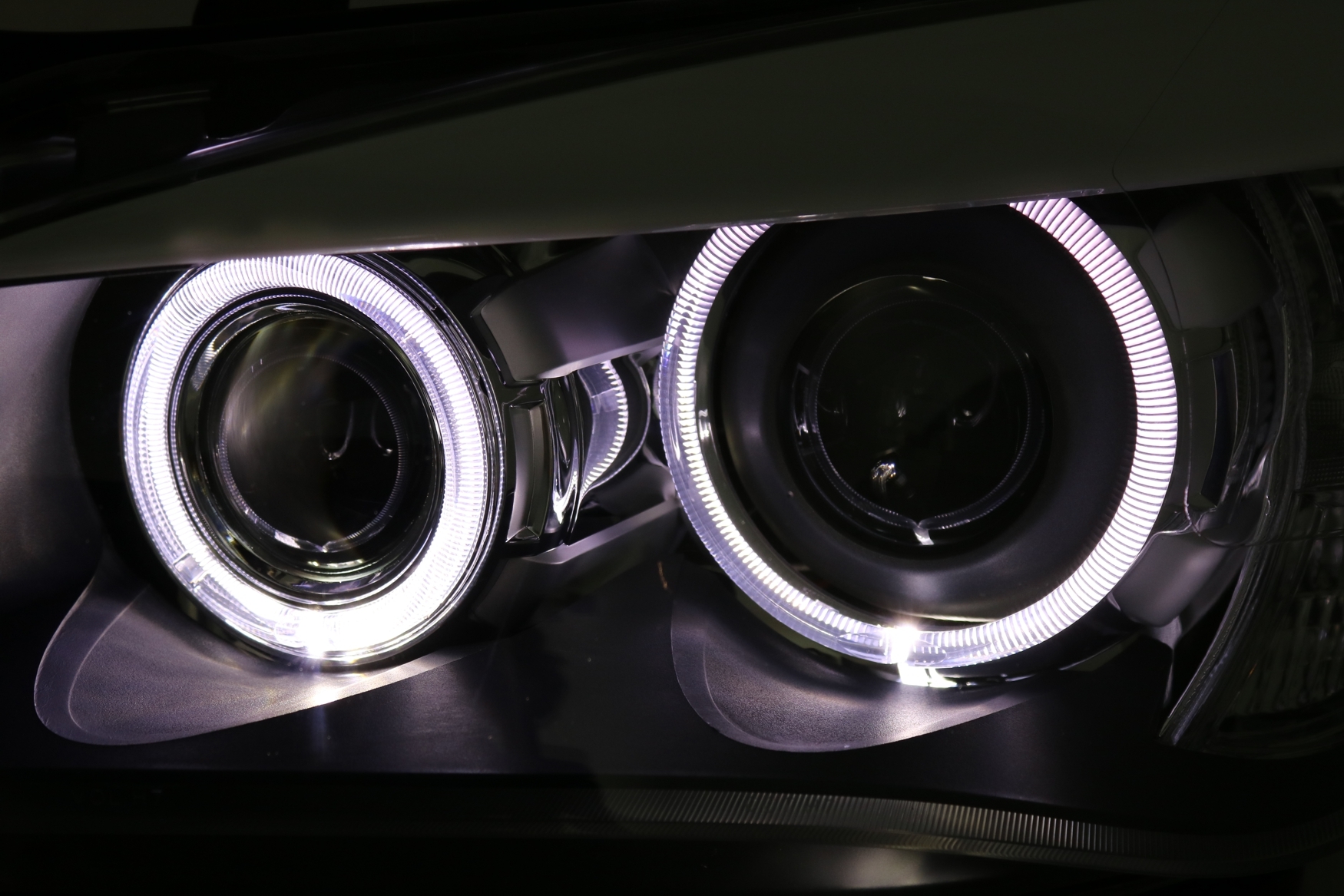 Angel Eyes Scheinwerfer für BMW X1 in Schwarz