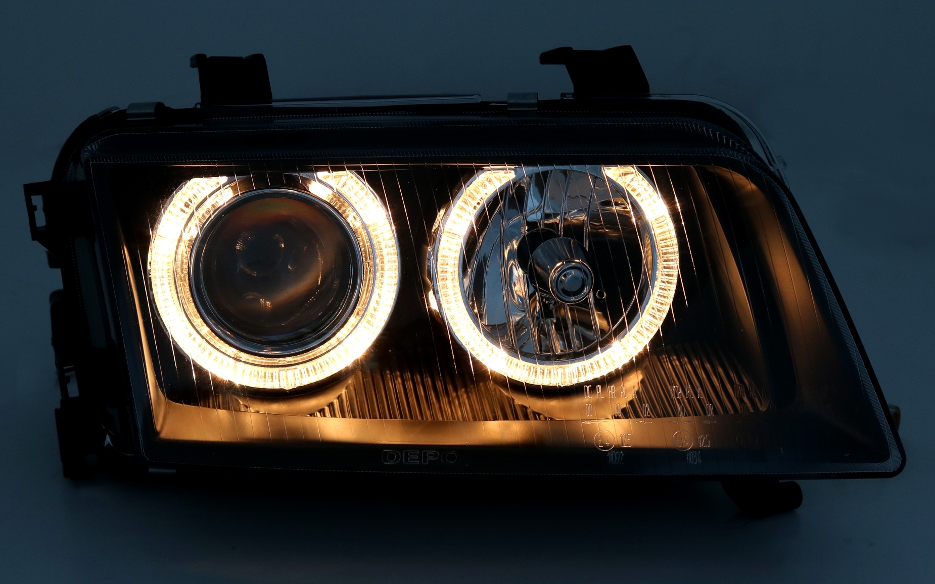 Angel Eyes Scheinwerfer für Audi A4 B5 in Schwarz